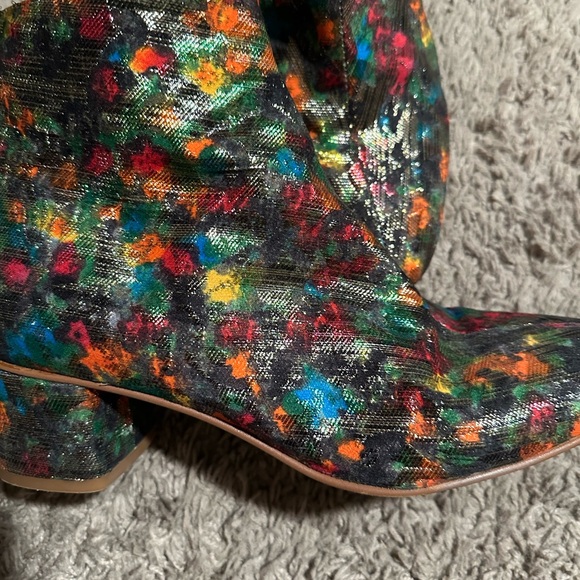 Anthropologie Anthro Joyeux Ankle Boots Sz 40 9.5
Green Motif Colorful rare shoe - Picture 4 of 13